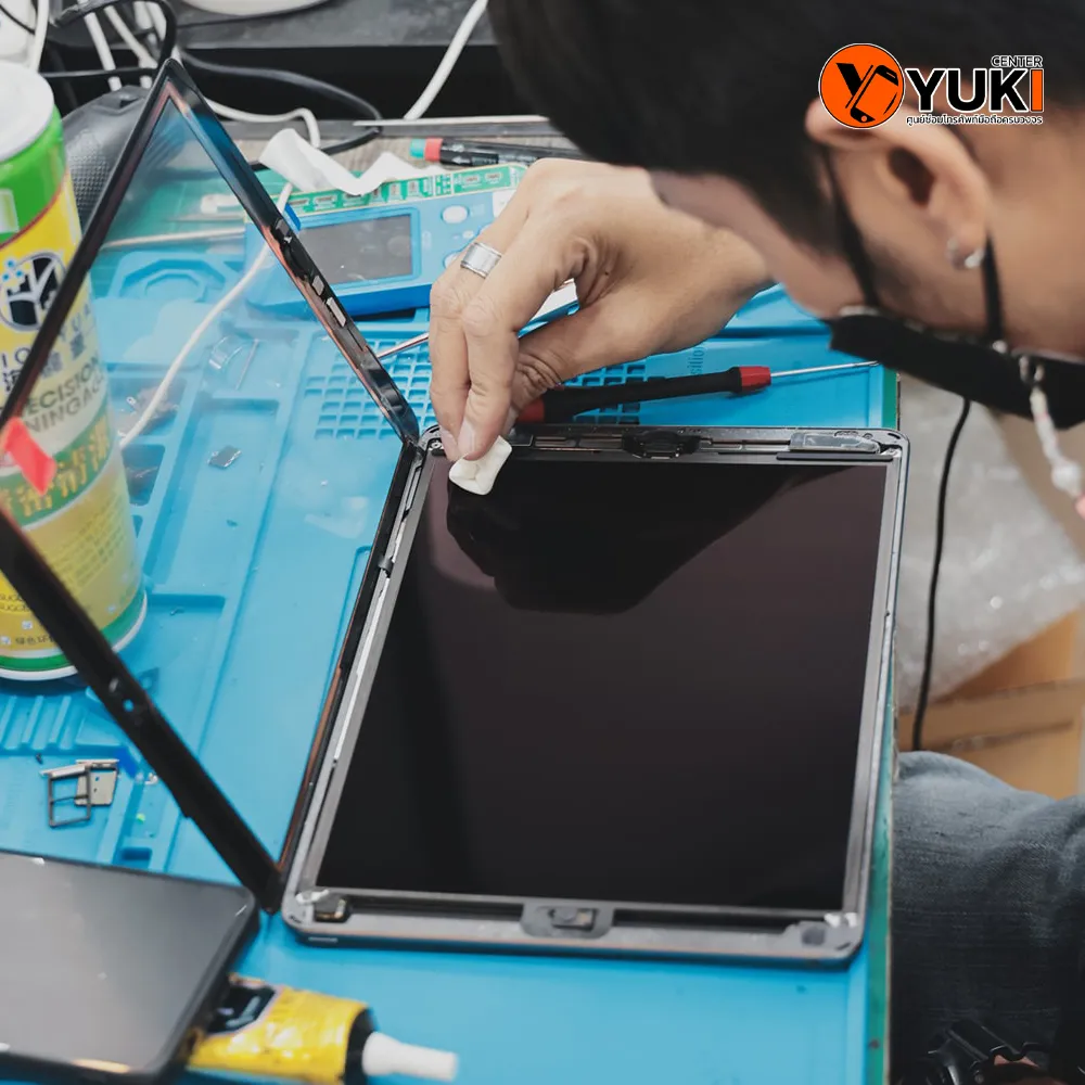 ขณะทำการซ่อมiPad ด้วยความตั้งใจ