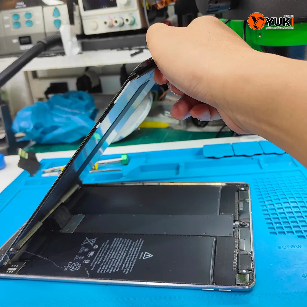 ช่างกำลังเปลี่ยนแบตเตอรี่ iPad