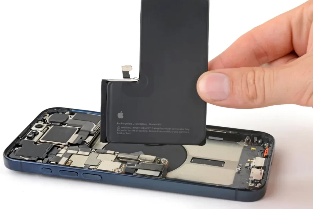 เปลี่ยนแบตเตอรี่ iPhone โดยช่างมืออาชีพ แสดงขั้นตอน battery replacement ภายในเครื่องอย่างละเอียด