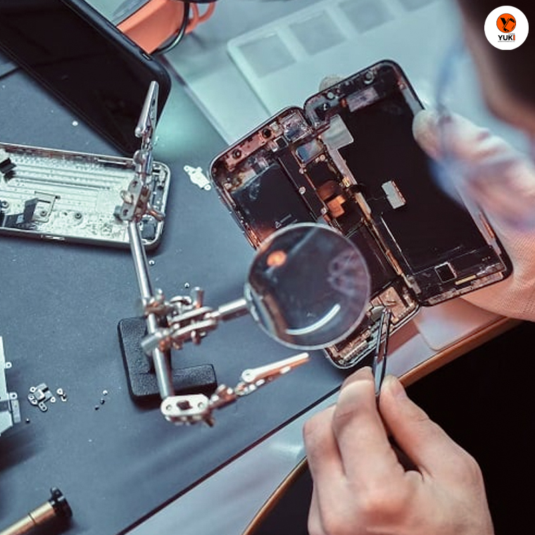 ช่างกำลังเปลี่ยนจอ Google Pixel ด้วยเครื่องมือมาตรฐาน อัปเดทราคา 2025 ที่ร้านซ่อมมือถือ Yuki Center