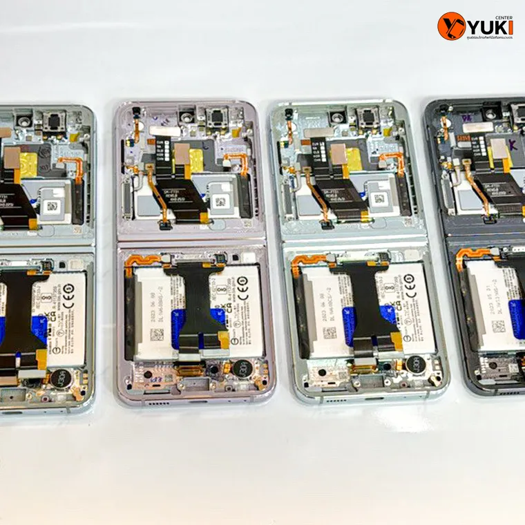 “ภาพ Samsung Z Flip 6 หลายเครื่องเปิดฝาหลังเพื่อเตรียมซ่อมสายแพรและจอพับ โดยทีมช่างผู้เชี่ยวชาญ Yuki Center”