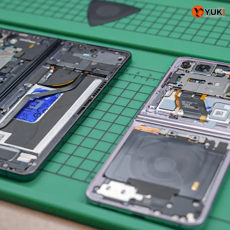ซ่อมมือถือ Samsung Z Fold และ Z Flip เปิดเครื่องเตรียมเปลี่ยนแบตเตอรี่ที่ Yuki Center