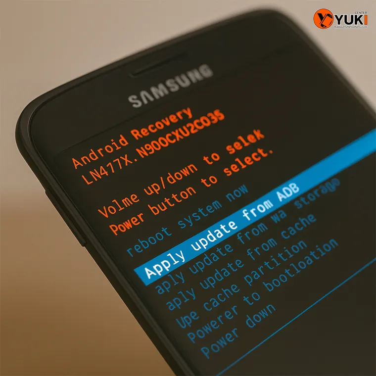 มือถือ Samsung แสดงหน้าจอ Android Recovery Mode สำหรับ Factory Reset และการแก้ปัญหาระบบ