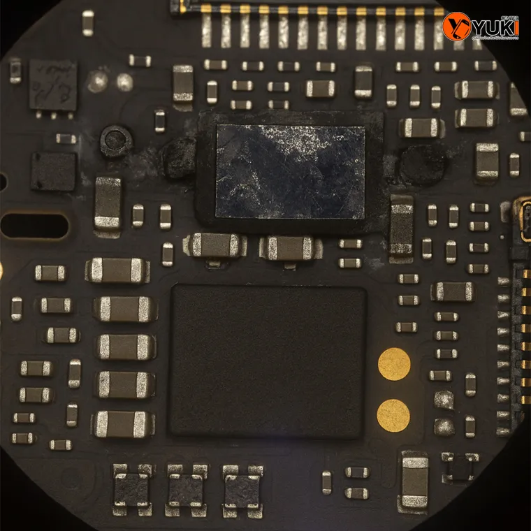 แผงวงจรโทรศัพท์มือถือที่มีรอยไหม้และสายแพรหลุด ต้องการการซ่อมแซมโดยช่างผู้เชี่ยวชาญ