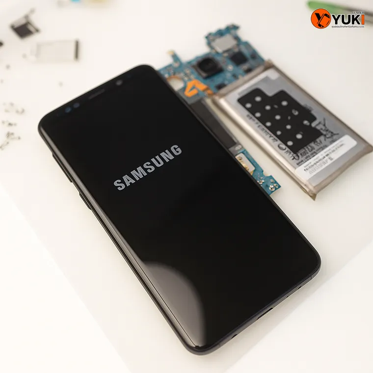 มือถือ Samsung กำลังเปิดเครื่องทดสอบหลังเปลี่ยนแบตเตอรี่ใหม่ในศูนย์ซ่อม Yuki Center