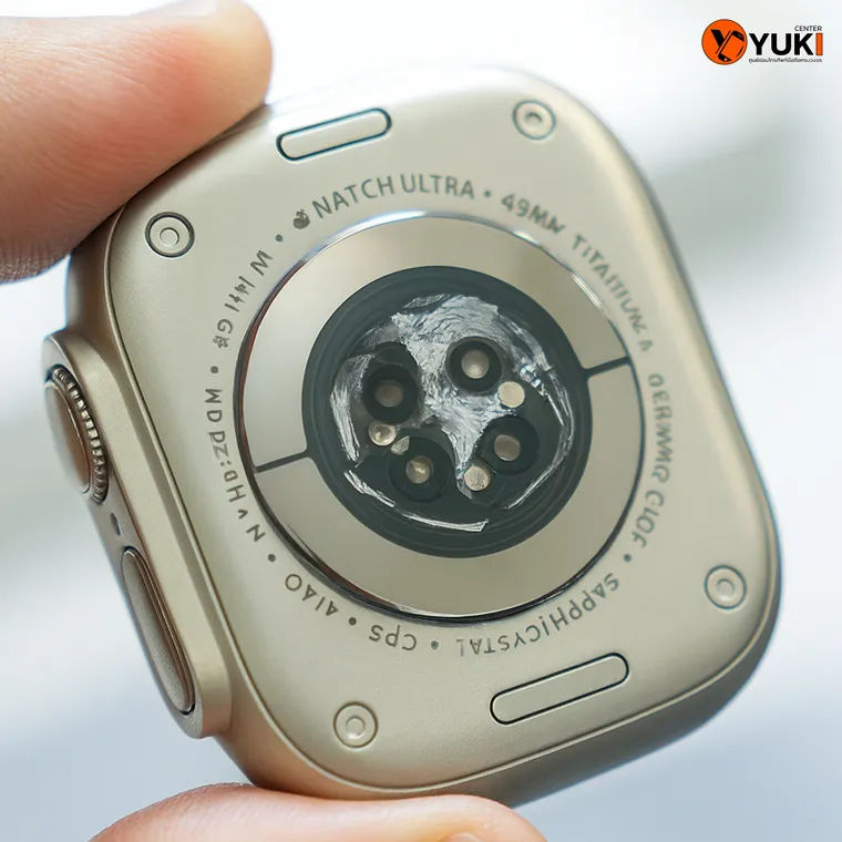 Apple Watch ฝาหลังแตกแบบชัดเจน