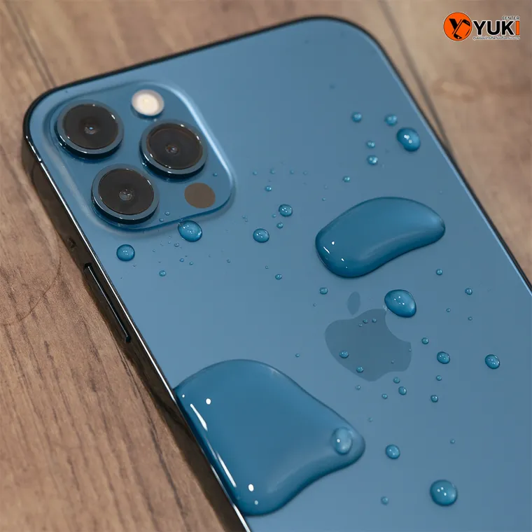 iPhone ตกน้ำ มีกล้องและฝาหลังเปียก เสี่ยงต่อความเสียหายวงจรและเลนส์กล้อง | Yuki Center