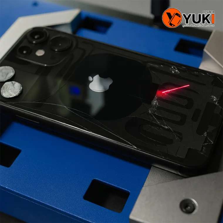 ภาพการซ่อม iPhone ด้วยเลเซอร์ ยิงฝาหลังแตกออกอย่างแม่นยำ โดยช่างผู้เชี่ยวชาญ Yuki Center
