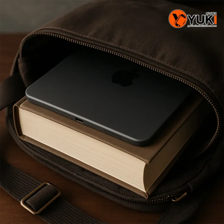 iPad วางในกระเป๋าทับกับหนังสือหนา เสี่ยงทำให้เครื่องงอหรือบิดเบี้ยว ควรระวังเพื่อป้องกัน iPad งอ