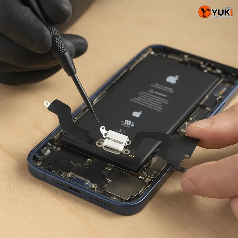ช่างกำลังเปลี่ยนพอร์ตชาร์จ iPhone แก้ปัญหามือถือชาร์จไม่เข้า โดยทีมงานมืออาชีพ Yuki Center