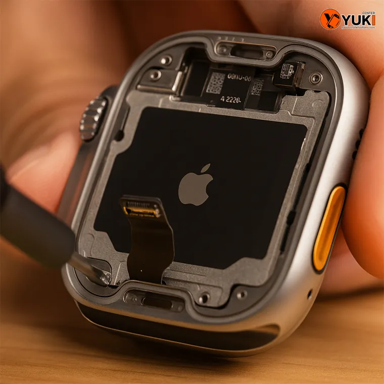 ช่างกำลังซ่อม Apple Watch ด้วยเครื่องมือพิเศษ ขั้นตอนการเปลี่ยนแบตเตอรี่โดยผู้เชี่ยวชาญ