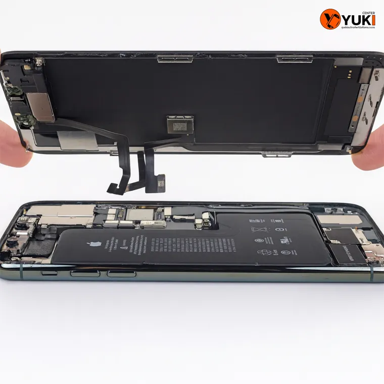 ช่างเปิดฝาหลัง iPhone ตรวจสอบแบตเตอรี่และสายแพรหน้าจอภายในเครื่อง | Yuki Center