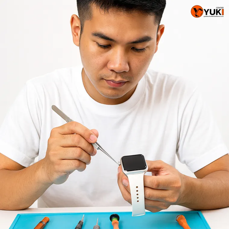ทีมช่างซ่อม Apple Watch ในห้องแล็บ Yuki Center