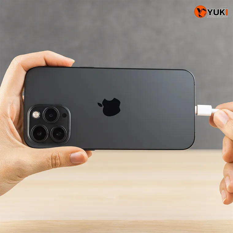 ภาพมือถือ iPhone เสียบสายชาร์จแต่สายโยก ทำให้ชาร์จไม่เข้า ปัญหาก้นชาร์จหลวม