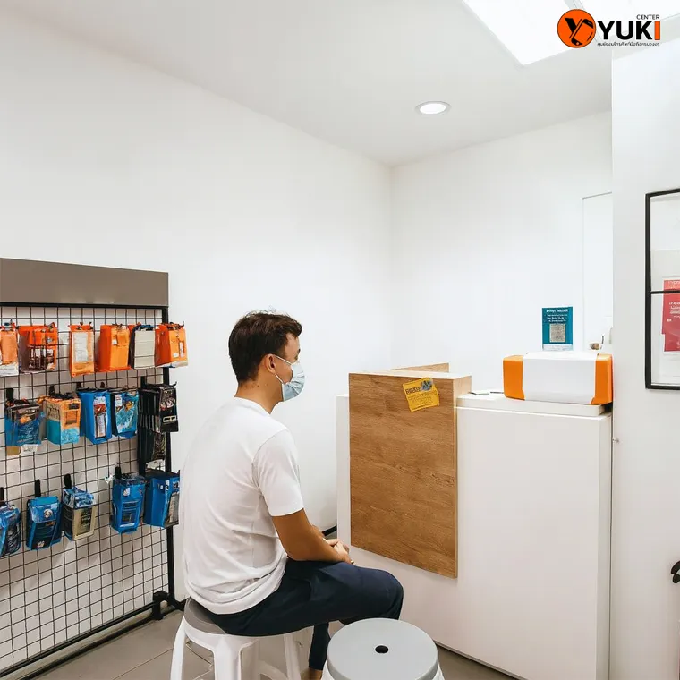 ลูกค้านั่งรอซ่อมมือถือที่ Yuki Center บรรยากาศร้านทันสมัย สะอาดและเป็นกันเอง