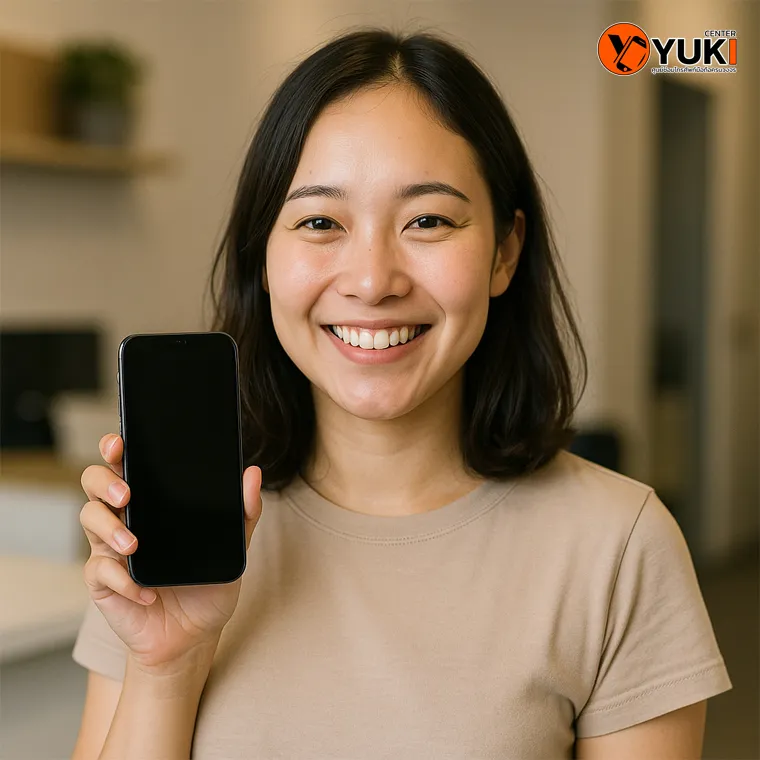 ลูกค้ายิ้มรับเครื่อง iPhone หลังซ่อมเสร็จที่ Yuki Center มั่นใจคุณภาพและบริการซ่อมมือถือมาตรฐานสูง