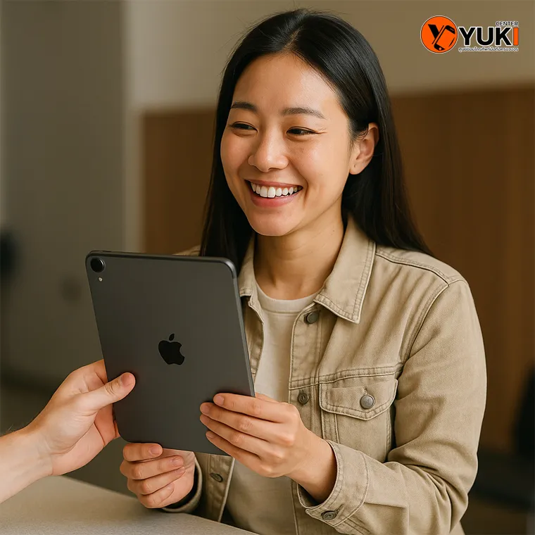 ลูกค้ารับเครื่อง iPad หลังซ่อมเสร็จที่ร้าน Yuki Center ด้วยความพึงพอใจ