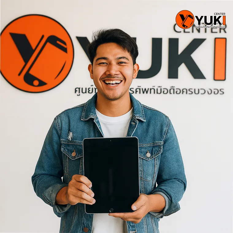 ลูกค้าถือ iPad หลังซ่อมเครื่องงอเรียบร้อยแล้วที่ร้าน Yuki Center