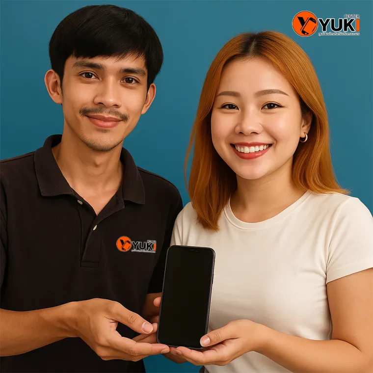 ลูกค้ารับ iPhone หลังซ่อมเสร็จจาก Yuki Center พร้อมรอยยิ้ม บริการซ่อมมือถือครบวงจร