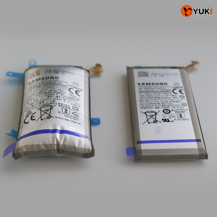 แบตเตอรี่ Samsung ที่บวมเปรียบเทียบกับแบตใหม่ปกติ แสดงอาการแบตเสื่อมที่ควรเปลี่ยนทันที