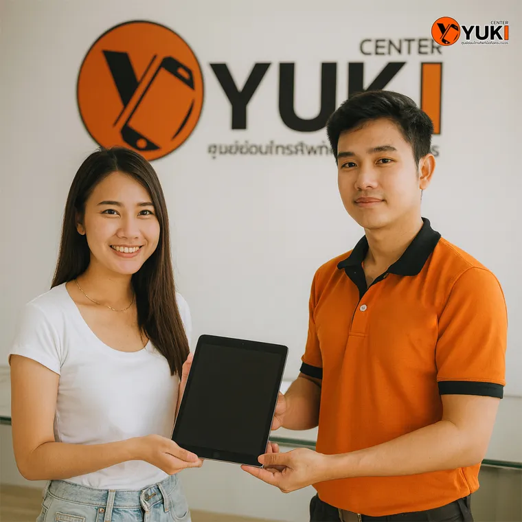 ลูกค้ารับเครื่อง iPad หลังซ่อมเสร็จที่ Yuki Center ร้านซ่อม iPad มืออาชีพ บริการเปลี่ยนแบตและซ่อม iPad ทุกรุ่น