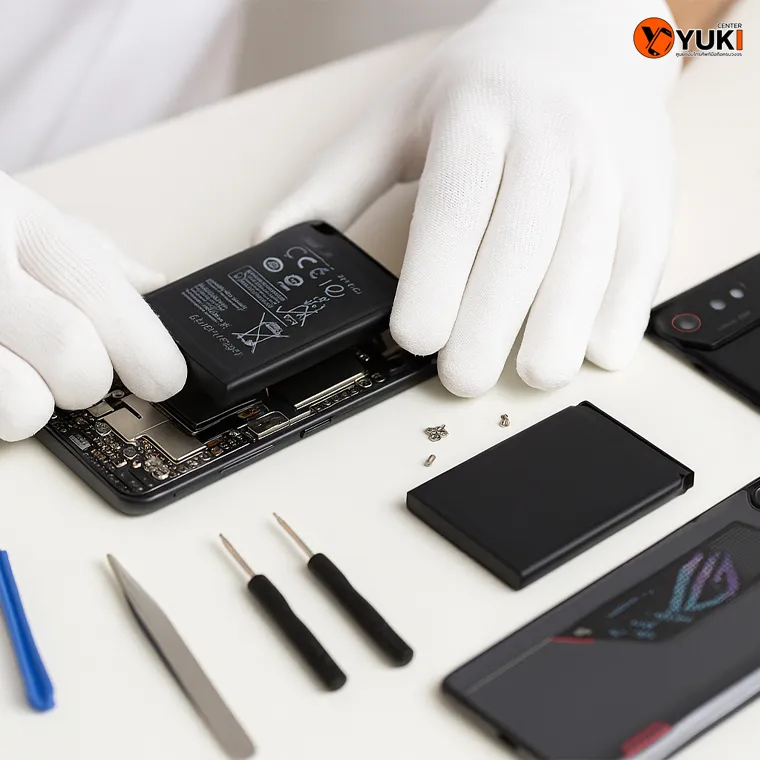 ช่างใส่แบตเตอรี่ใหม่เข้ากับเครื่อง ROG Phone โดยใช้เครื่องมือซ่อมมาตรฐาน ที่ Yuki Center