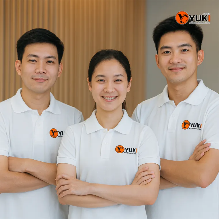 ทีมช่างซ่อมมือถือ Yuki Center สวมชุดยูนิฟอร์มสีขาว ให้บริการด้วยรอยยิ้ม