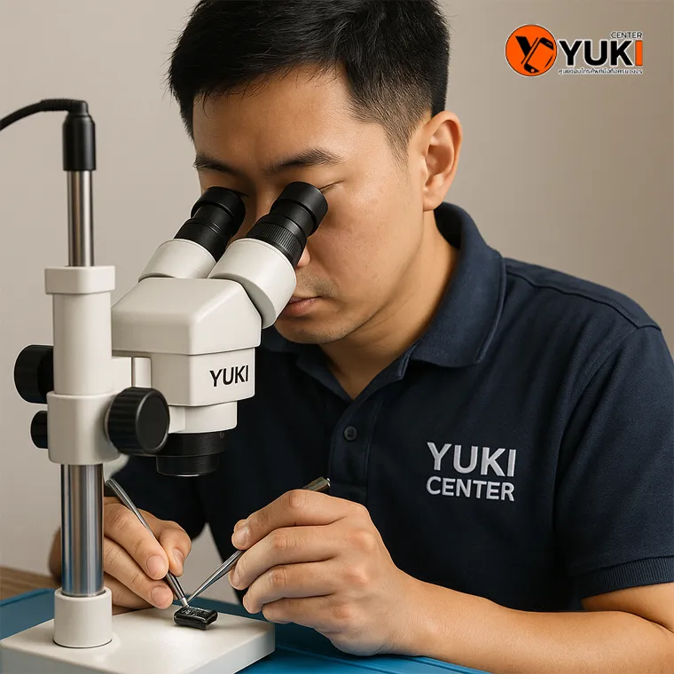 ช่างเทคนิคตรวจสอบเมนบอร์ดมือถือด้วยกล้องจุลทรรศน์ ที่ร้านซ่อมมือถือ Yuki Center