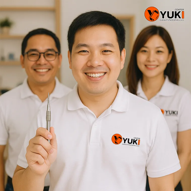 ทีมช่างซ่อมมือถือ Yuki Center สวมเสื้อโลโก้ร้าน ยิ้มต้อนรับลูกค้า