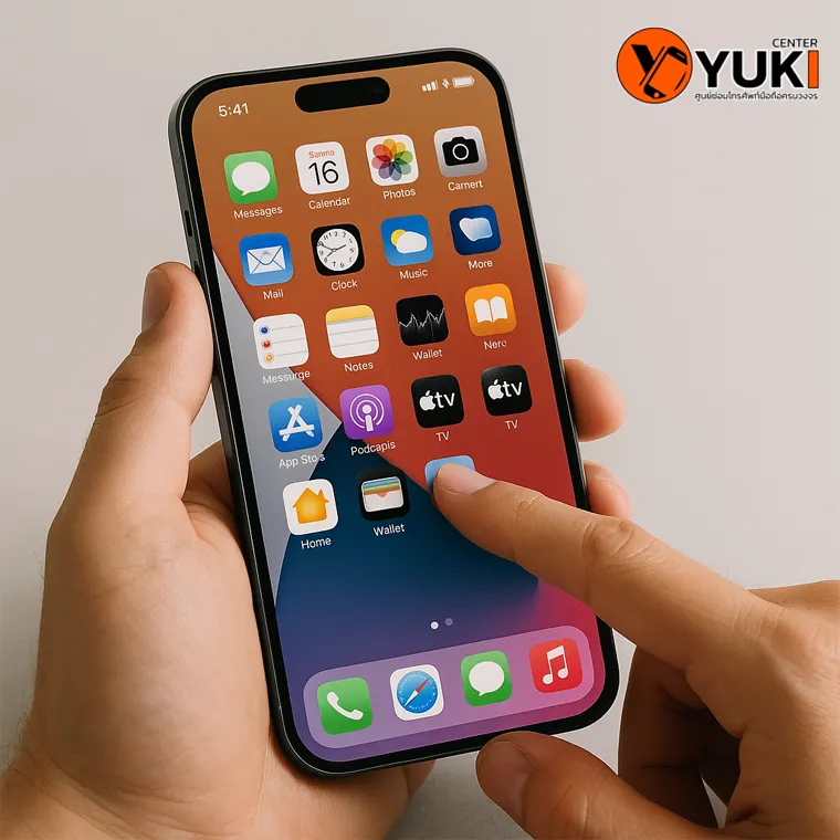 มือกำลังทดสอบทัชสกรีน iPhone หลังการซ่อมที่ Yuki Center เพื่อเช็กความสมบูรณ์ของหน้าจอ
