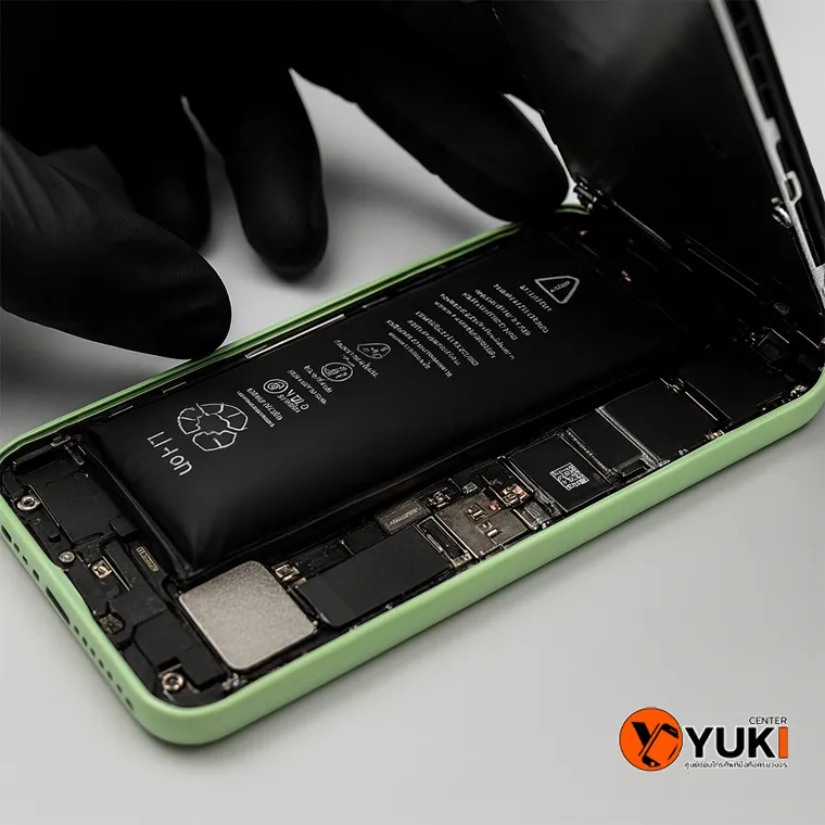 แบตเตอรี่ iPhone บวมจนฝาหลังเปิดออก เห็นภายในเครื่องอย่างชัดเจน