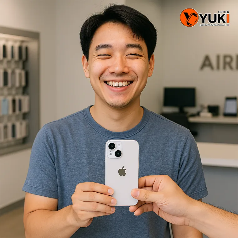 ลูกค้ายิ้มรับเครื่อง iPhone หลังซ่อมเสร็จที่ร้าน Yuki Center