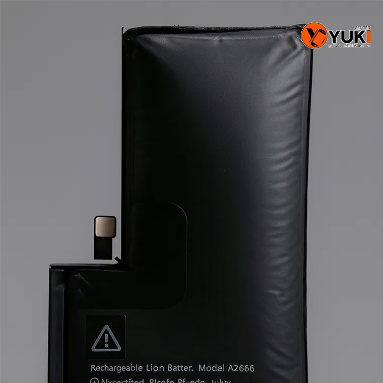 ภาพแบตเตอรี่ iPhone บวมจากการเสื่อมสภาพ ใช้งานมานานหรือเกิดจากการชาร์จผิดวิธี ซึ่งอาจเป็นสาเหตุให้ iPhone เปิดไม่ติด