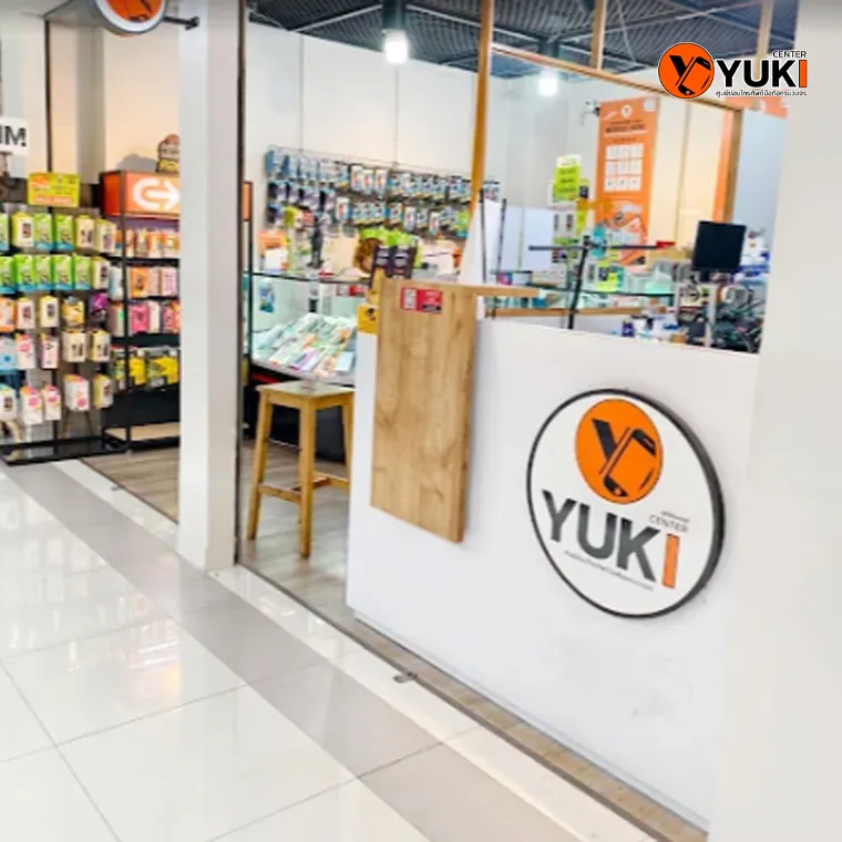 หน้าร้าน Yuki Center สาขาจตุจักร ศูนย์ซ่อมโทรศัพท์ครบวงจร พร้อมอุปกรณ์เสริมมือถือหลากหลาย