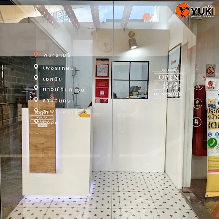 หน้าร้าน Yuki Center สาขาพระราม 3 ศูนย์ซ่อมมือถือครบวงจร บรรยากาศภายในร้านดูสะอาดและเป็นมืออาชีพ