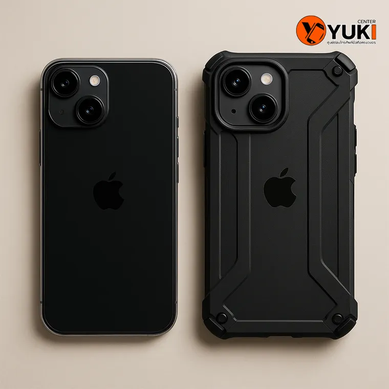 “ภาพเปรียบเทียบ iPhone 16 ฝาหลังเปล่า กับ iPhone 16 ที่ใส่เคสกันกระแทกเพื่อป้องกันการตกแตก โดยศูนย์ซ่อมมือถือ Yuki Center”