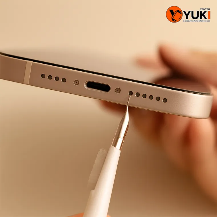 ช่างทำความสะอาดช่องลำโพง iPhone 16 แบบ Close-up ด้วยเครื่องมือเฉพาะ เพื่อแก้ปัญหาเสียงเบา เสียงแตก | Yuki Center