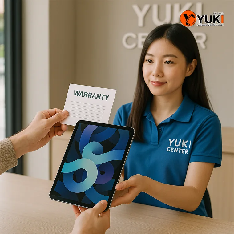 เจ้าหน้าที่ Yuki Center ส่งมอบ iPad หลังซ่อมเสร็จพร้อมใบรับประกันงานซ่อมให้ลูกค้า