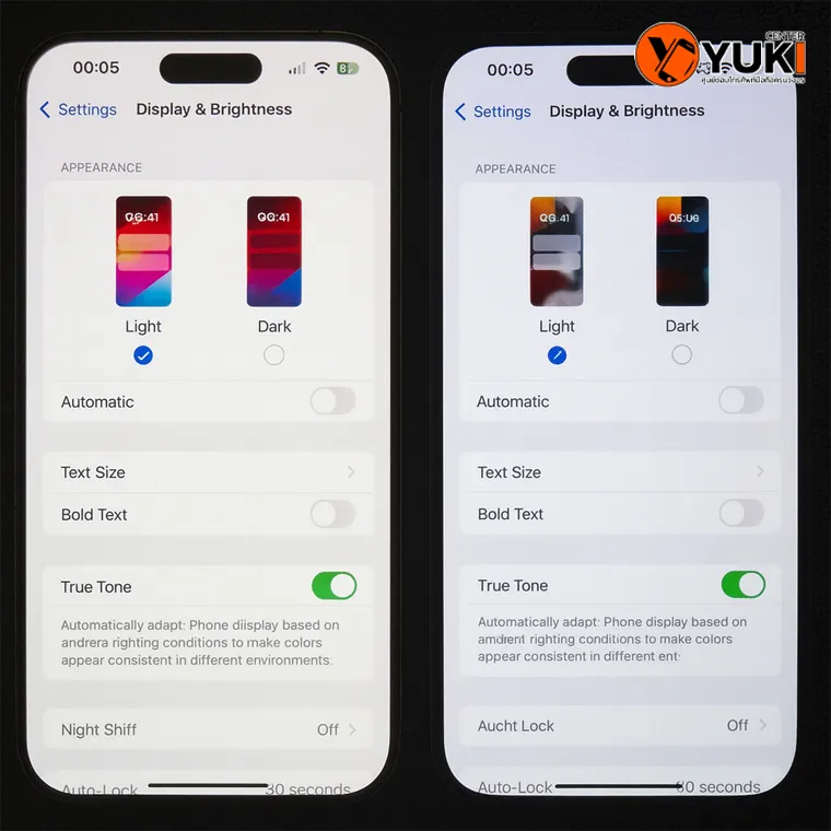 ภาพเทียบหน้าจอ iPhone สีปกติ vs สีเพี้ยน ขณะเปิดเมนู Display & Brightness เพื่อเช็กความผิดปกติของจอ | Yuki Center