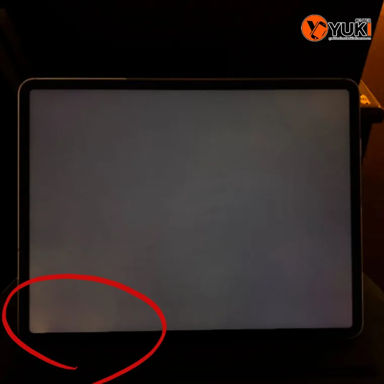 ภาพหน้าจอ iPad มีแสงลอดขอบด้านล่าง มองเห็นชัดในห้องมืด – อาการจอ iPad เสีย