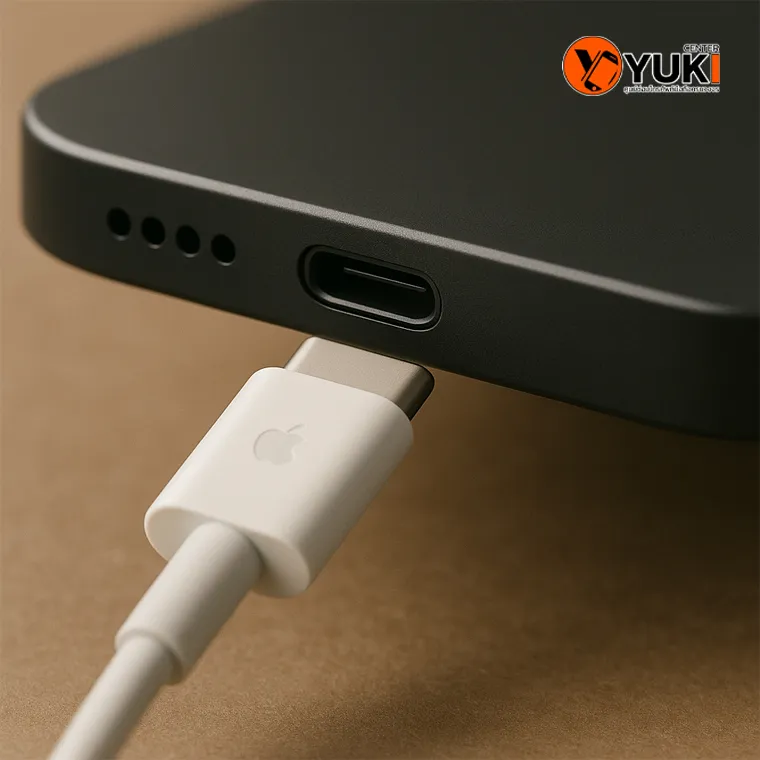 “ภาพโคลสอัปพอร์ต USB-C ของ iPhone พร้อมเสียบสายชาร์จของแท้ Apple ใช้ประกอบบทความปัญหาชาร์จไม่เข้าและการดูแลพอร์ตชาร์จ”