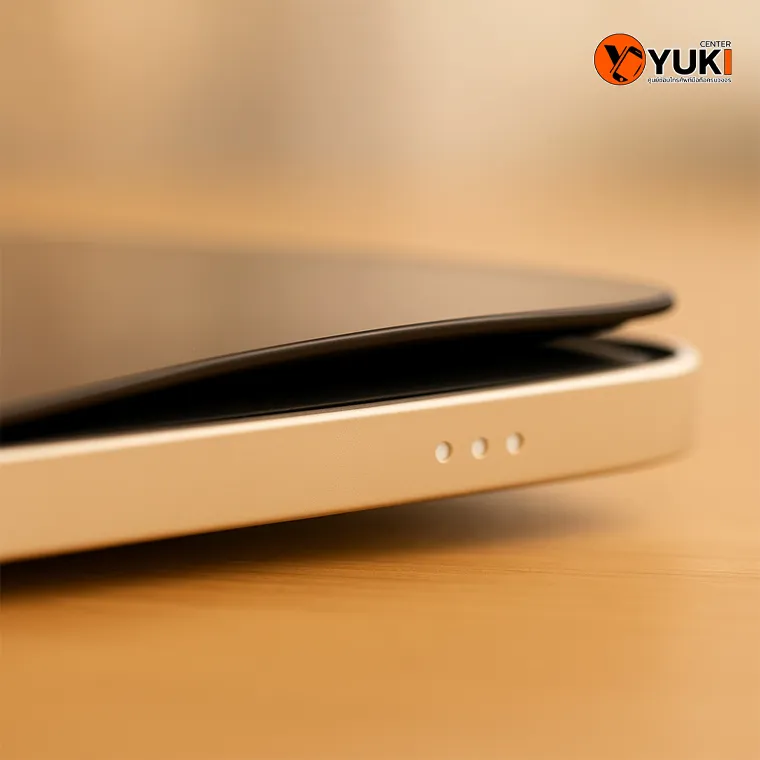 ภาพ Close-up แบตบวมดันหน้าจอ iPad ทำให้ตัวเครื่องแง้มออก เสี่ยงจอแตกและควรรีบเปลี่ยนแบตทันทีที่ Yuki Center