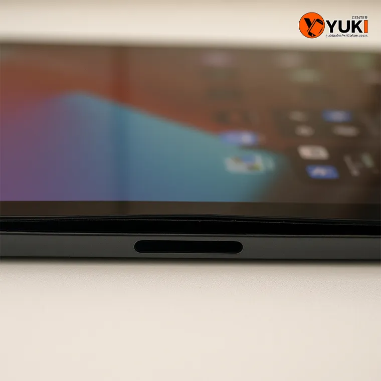 “ภาพ Close-up ของ iPad ที่มีอาการแบตเตอรี่บวมจนดันหน้าจอแยกออกจากขอบเครื่อง โดยศูนย์ซ่อม Yuki Center”