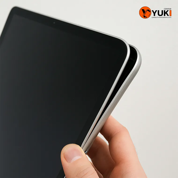 ภาพ Close-up ด้านข้าง iPad หน้าจอถูกดันแยกออกจากโครงเครื่อง เกิดจากแบตบวม ภาพถ่ายมืออาชีพพร้อมโลโก้ Yuki Center
