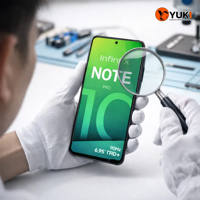 ช่างตรวจสอบคุณภาพหน้าจอ Infinix หลังการซ่อม ด้วยอุปกรณ์มาตรฐาน เพื่อความคมชัดและทัชสกรีนสมบูรณ์