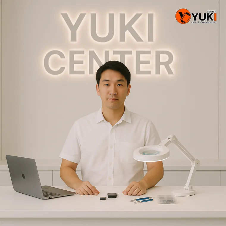 ช่างผู้เชี่ยวชาญประจำเคาน์เตอร์ Yuki Center ในห้องซ่อมแบบ Apple Lab ให้บริการตรวจเช็กและซ่อม iPhone iPad Apple Watch อย่างมืออาชีพ