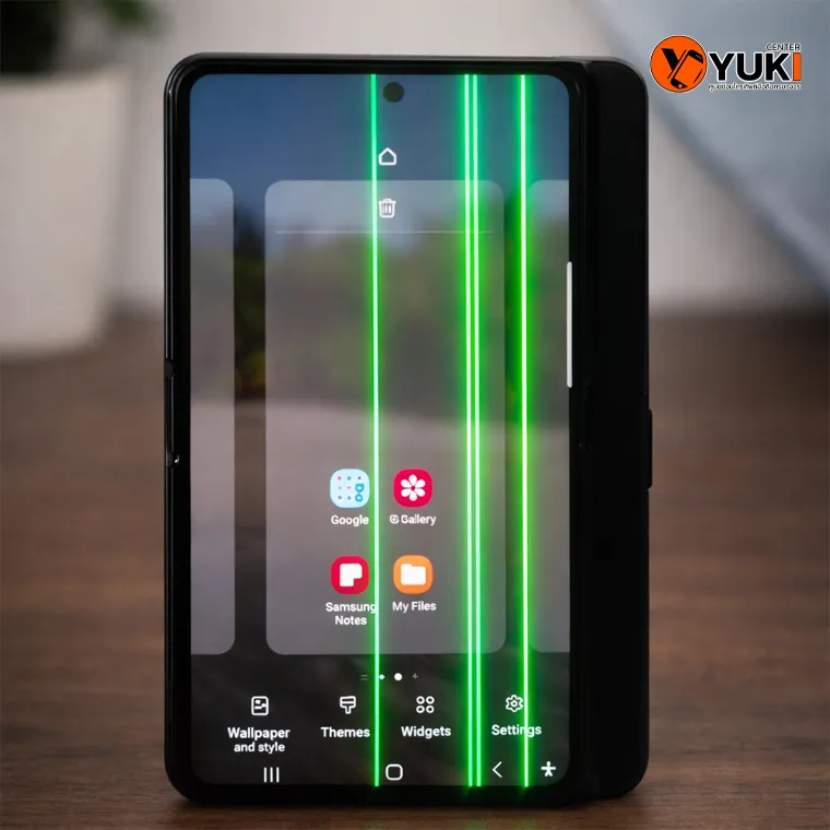 Samsung Galaxy Z Fold หน้าจอเป็นเส้นสีเขียวแนวตั้ง อาการจอพับเสียที่พบบ่อยจากพาเนล AMOLED หรือสายแพร