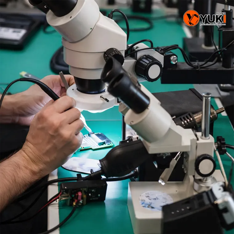 ช่างซ่อมมือถือใช้กล้องจุลทรรศน์ตรวจซ่อมเมนบอร์ดและสายแพร มือถือจอพับที่ต้องใช้ความเชี่ยวชาญสูง