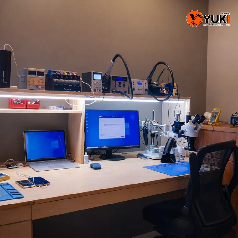 ห้องแล็บซ่อมโทรศัพท์มือถือมาตรฐาน ใช้อุปกรณ์เฉพาะและกล้องจุลทรรศน์สำหรับงานซ่อมระดับมืออาชีพ