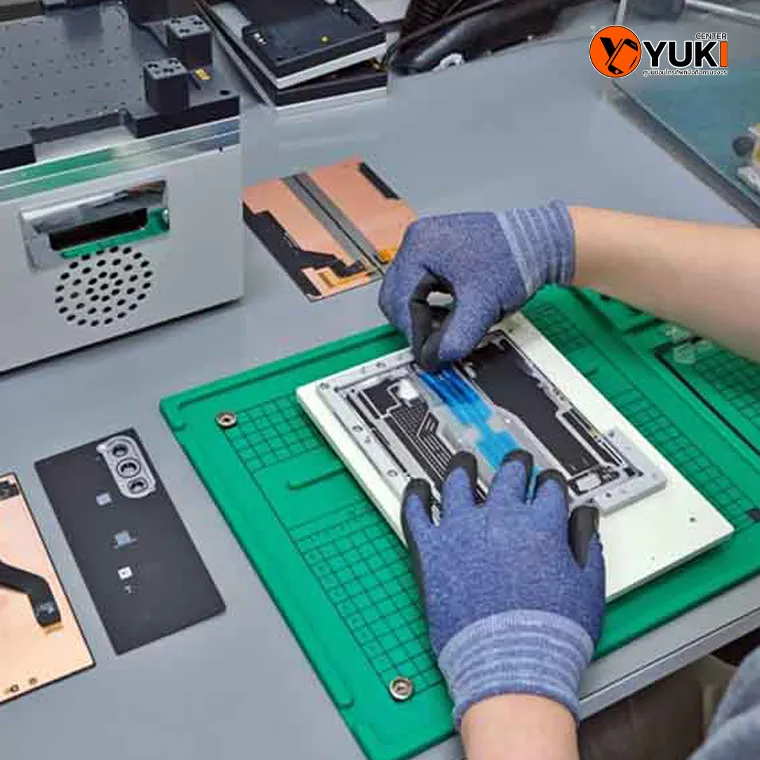 กระบวนการซ่อมมือถือจอพับในห้องแล็บ ช่างกำลังจัดการสายแพรและชิ้นส่วนภายใน